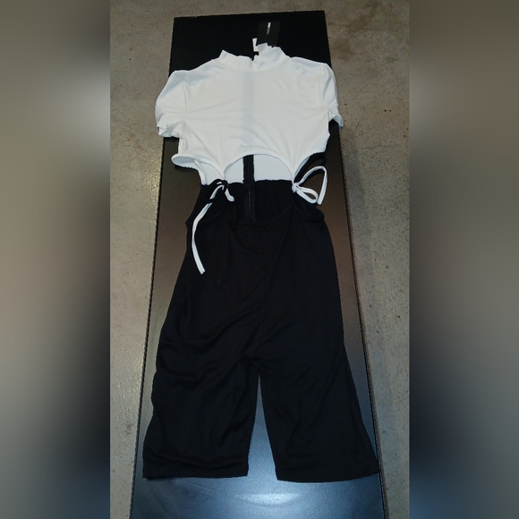 NWT! Fashion Nova Side Cut- Out Back Zip Romper Size Med - Picture 2 of 8